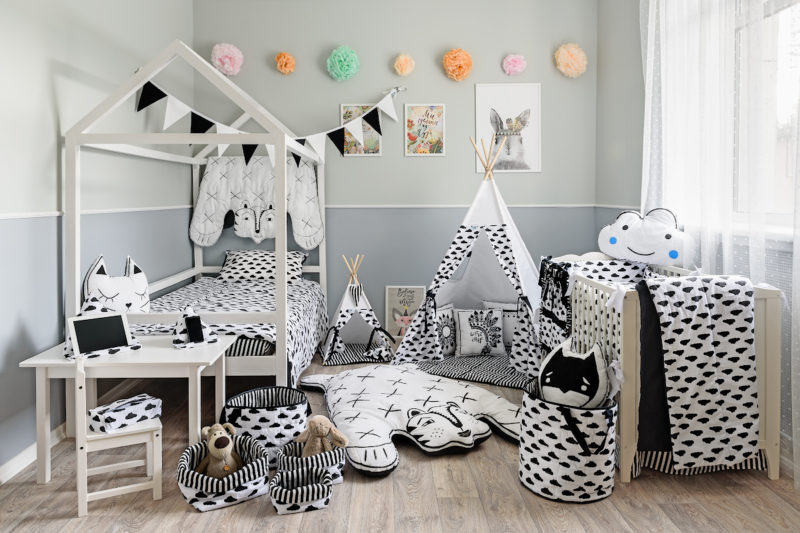 Черно белая детская комната - фото идеи стильного дизайна