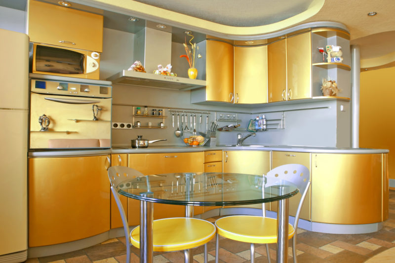 Золотой цвет в интерьере кухни